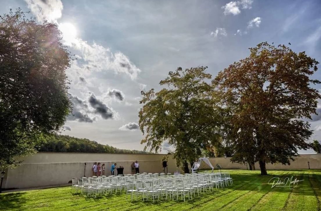 Cérémonie en plein air dans le parc du château